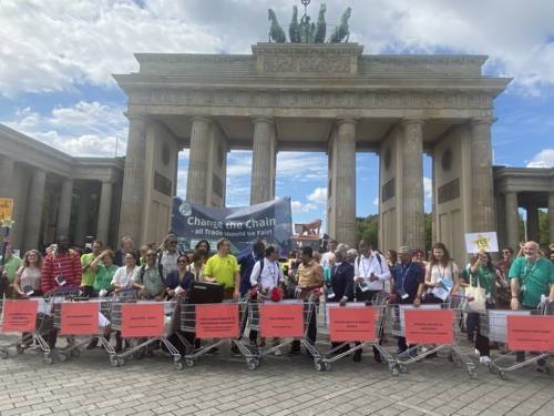 Menschengruppe vor Brandenburger Tor Forum fairer Handel