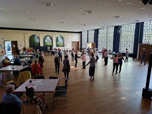 Saal mit tanzenden Senior*innen