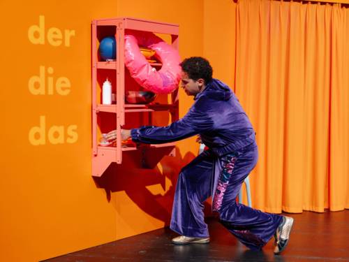 Ein Mann ordnet in einem Regel Dinge nach den Artikeln der, die und das.