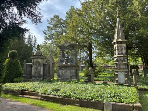 Blick auf Gr&auml;ber auf einem Friedhof.