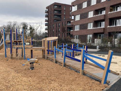 Ein Spielplatz in einem Wohngebiet.