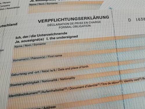 Mehrere identische Formulare zum Ausfüllen übereinander