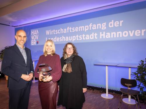 Oberbürgermeister Belit Onay, Preisträgerin Janine Ahrens und Wirtschaftsdezernentin Anja Ritschel.