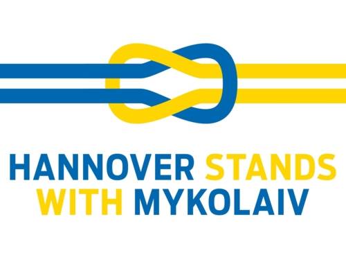 Blau-gelb-weißes Logo mit einem Knoten und dem Text "Hannover stands with Mykolajiw"