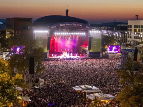 Menschenmassen auf der Expo-Plaza vor der Bühne des NDR Plaza Festivals