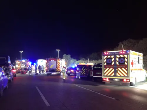 Viele rettungsfahrzeuge stehen auf einer Straße.