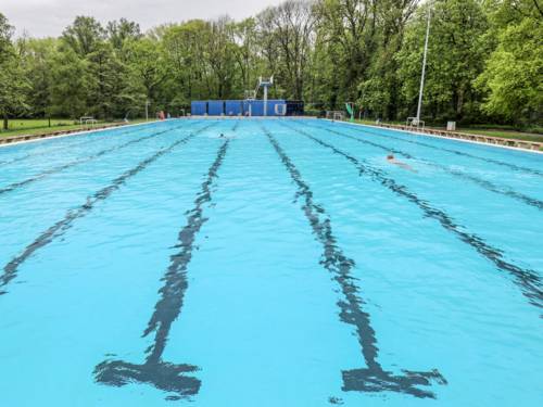 Ein Schwimmbecken im Freien