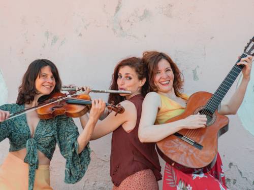 Drei Frauen posieren mit ihren Instrumenten.