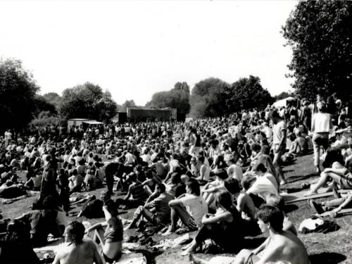 Zu sehen ist ein schwarz-weißes Foto eines Festivalgeländes, das Ende der 80er Jahre geschossen wurde.
