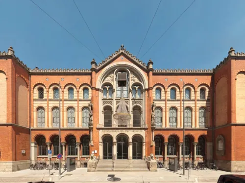Das Foto zeigt eine Außenaufnahme vom Künstlerhaus Hannover, in dem sich auch der Kunstverein Hannover befindet.