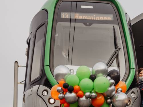 Geschmückte Stadtbahn mit Fahrtzielanzeige "Hemmingen"