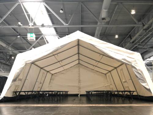 Ein großes Zelt in einer großen Halle