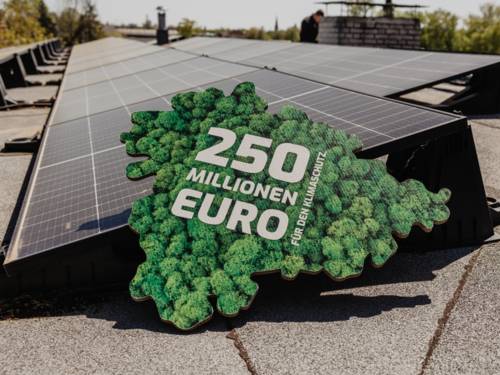 Schild 250 Millionen Euro vor PV-Modulen