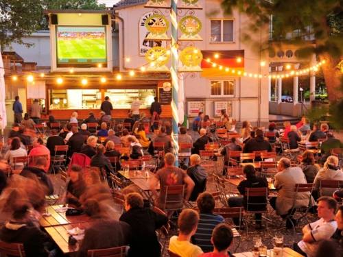 Menschen in einem Biergarten.
