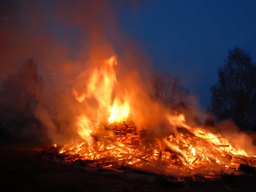 Großes Feuer am Abend