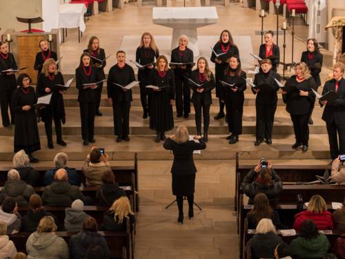 Der ukrainische Chor Kalyna singt ein Konzert in einer Kirche