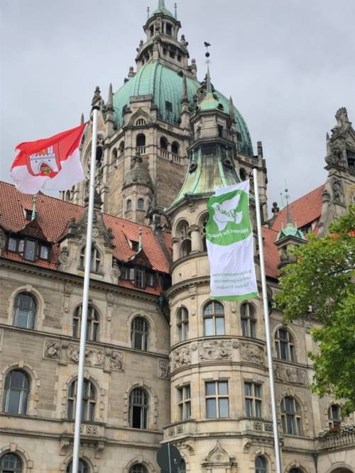 Vor dem Neuen Rathaus Hannover weht die Flagge der Mayors for Peace