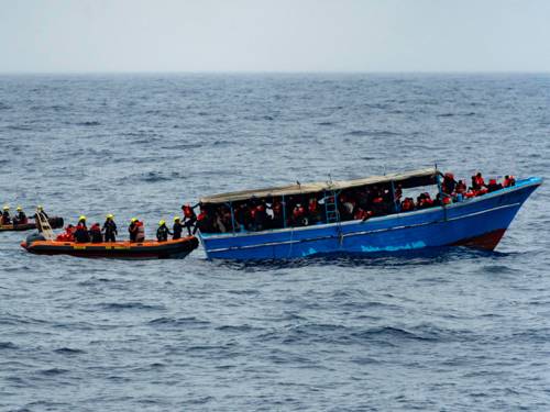 Ein Rettungseinsatz mit Booten auf dem Mittelmeer