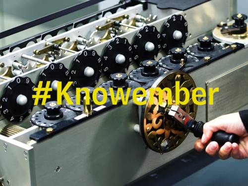 Mechanische Maschine, auf dem Bild der Begriff: #Knowember