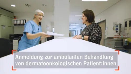 Zwei Frauen, auf dem Bild der Text "Anmeldung zur ambulanten Behandlung dermatoonkologischen Patient:innen".