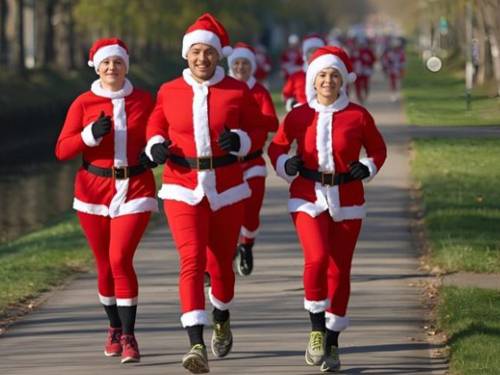 Läufer und Läuferinnen in Nikolauskostümen.