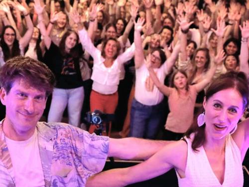 Viele Menschen, die fröhlich ihre Arme nach oben halten