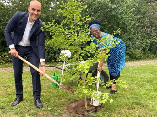 Oberbürgermeister Belit Onay und die stellvertretende Bürgermeisterin Asher Craig aus Bristol haben im im Palaisgarten des Museum Wilhelm Busch einen Ginkgo-Baum gepflanzt.