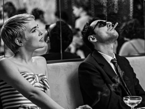 Eine Frau und ein Mann sitzen vor einer Spiegelwand