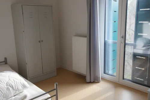 Blick in ein Zimmer in einer Fl&uuml;chtlingsunterkunft.