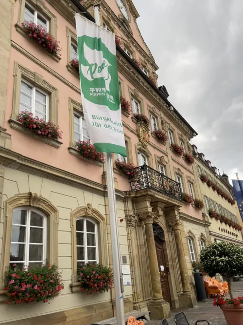 Vor dem Gmünder Rathaus weht die Mayors for Peace Flagge