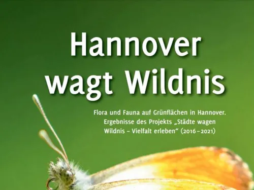 Titelbild einer Publikation. Darauf steht "Hannover wagt Wildnis".