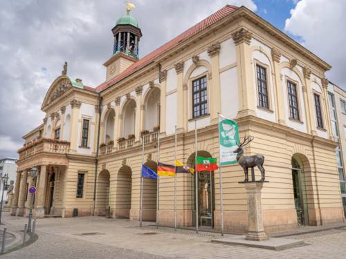 Die Landeshauptstadt Magdeburg setzt mit dem Hissen der Flagge der Mayors for Peace ein Zeichen für Frieden und Abrüstung