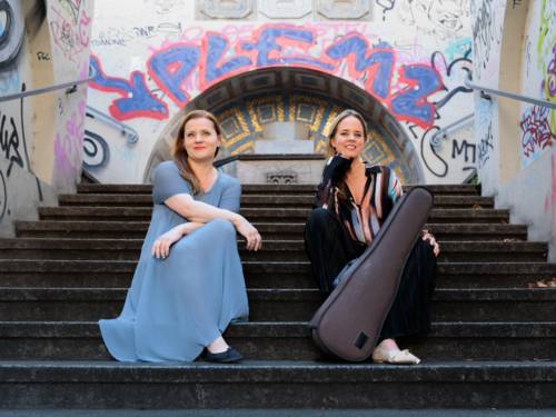 Zwei Frauen sitzen auf einer Treppe