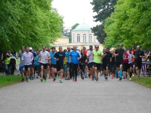 Menschen laufen auf einem Parkweg.