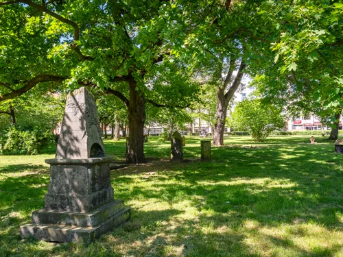 Ein grüner Friedhof.
