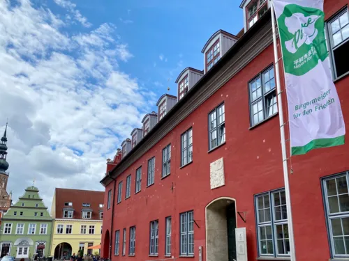 Greifswald zeigt Flagge für Frieden und eine atomwaffenfreie Welt.