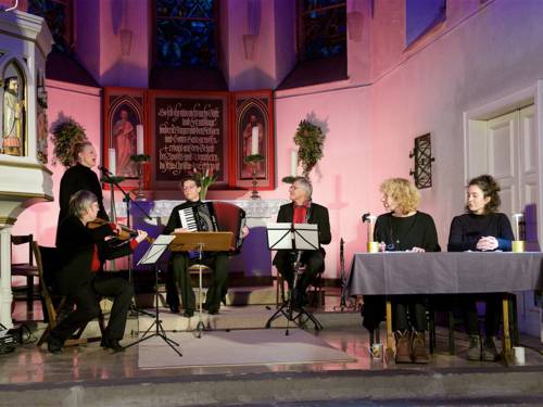 Szenische Lesung in einer Kirche.