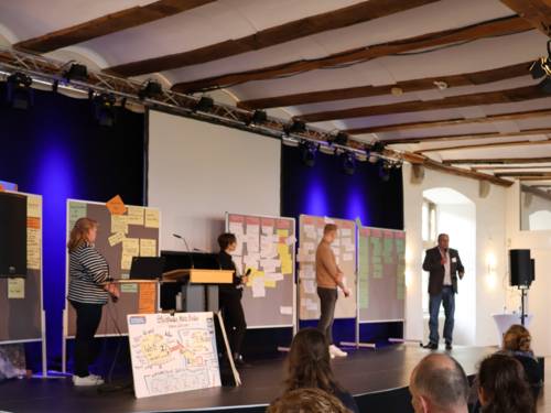 Publikum verfolgt die Steinhuder Meer Konferenz 2022 (12. Steinhuder Meer Konferenz) im Schloss Landestrost, Neustadt am Rübenberge.