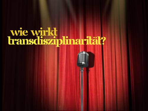 Mikrofonständer vor rotem Vorhang