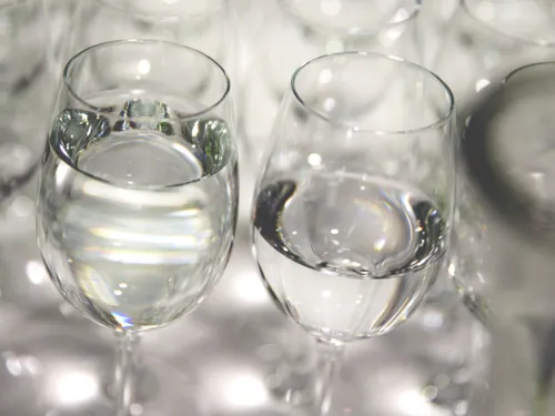 Trinkgläser mit Wasser stehen dicht beieinander.