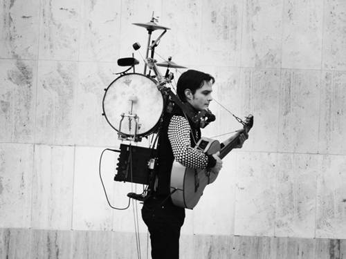 Der Musiker Santiago Moreno mit einem tragbaren Schlagzeug auf dem Rücken