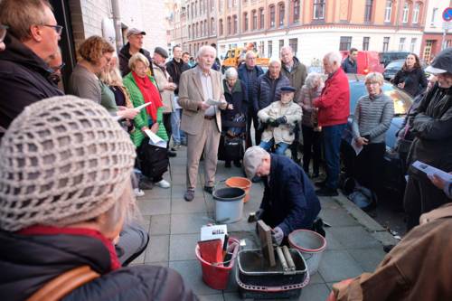 Stolpersteinverlegung für die Familie Heymann in der in der Wittekindstraße 11a mit einem Wortbeitrag des Antragstellers und Spenders Dierk Schäfer