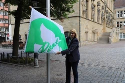 Osnabrücks Oberbürgermeisterin Katharina Pötter hisst die Flagge der Mayors of Peace am Osnabrücker Markt