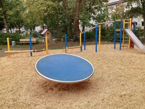 Spielgeräte auf einem Spielplatz.