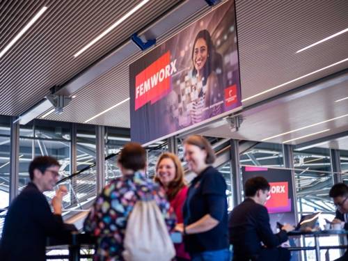 Menschen in Messehalle
