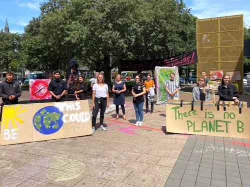 Schüler*innen der 11. Klassenstufe der IGS Garbsen mit Lehrerin Stefanie Goettling und dem KUBUS ART LAB-Team auf dem Theodor-Lessing-Platz