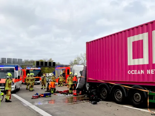 Viele Einsatzkräfte an einer Unfallstelle