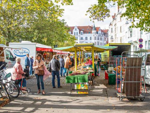 Menschen auf einem Wochenmarkt.
