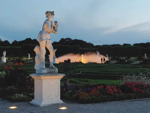 Barockgarten mit Frauen-Statue.