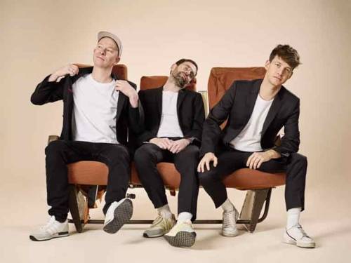 Die drei männlichen Mitglieder der Band „Deine Freunde“